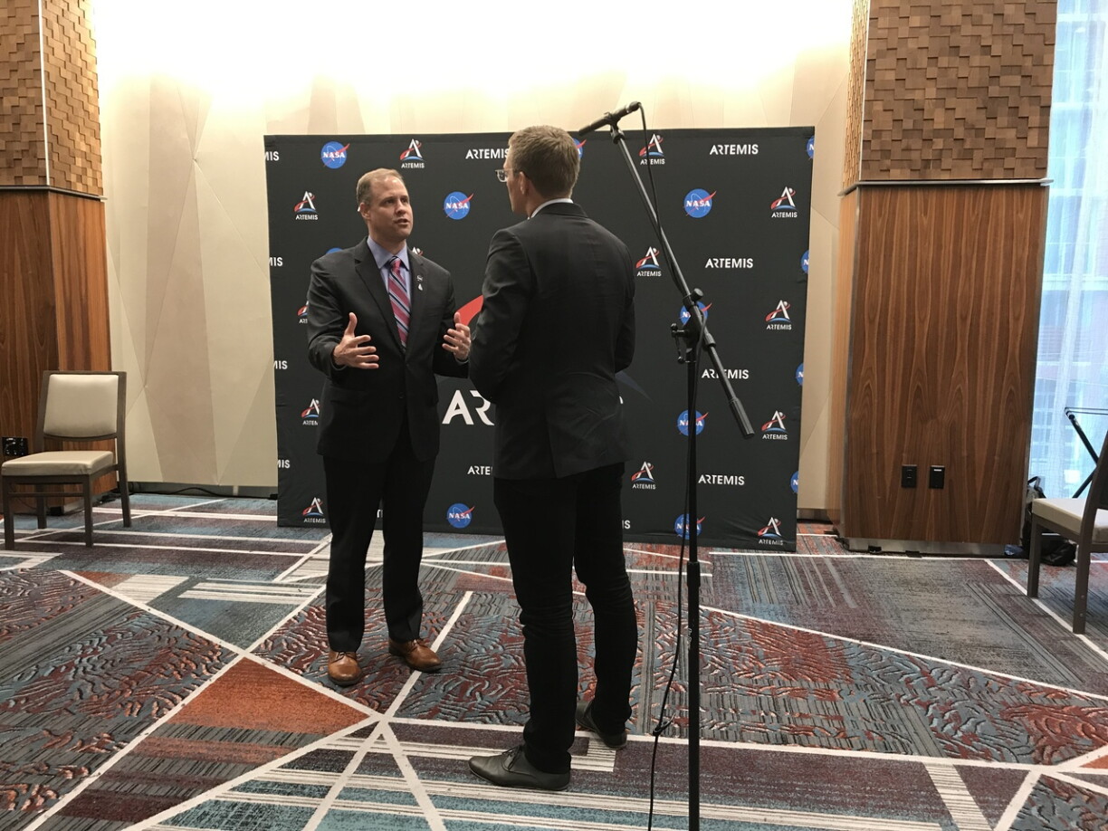De Philip Crowhter hat den Jim Bridenstine, Chef vun der NASA am Interview.