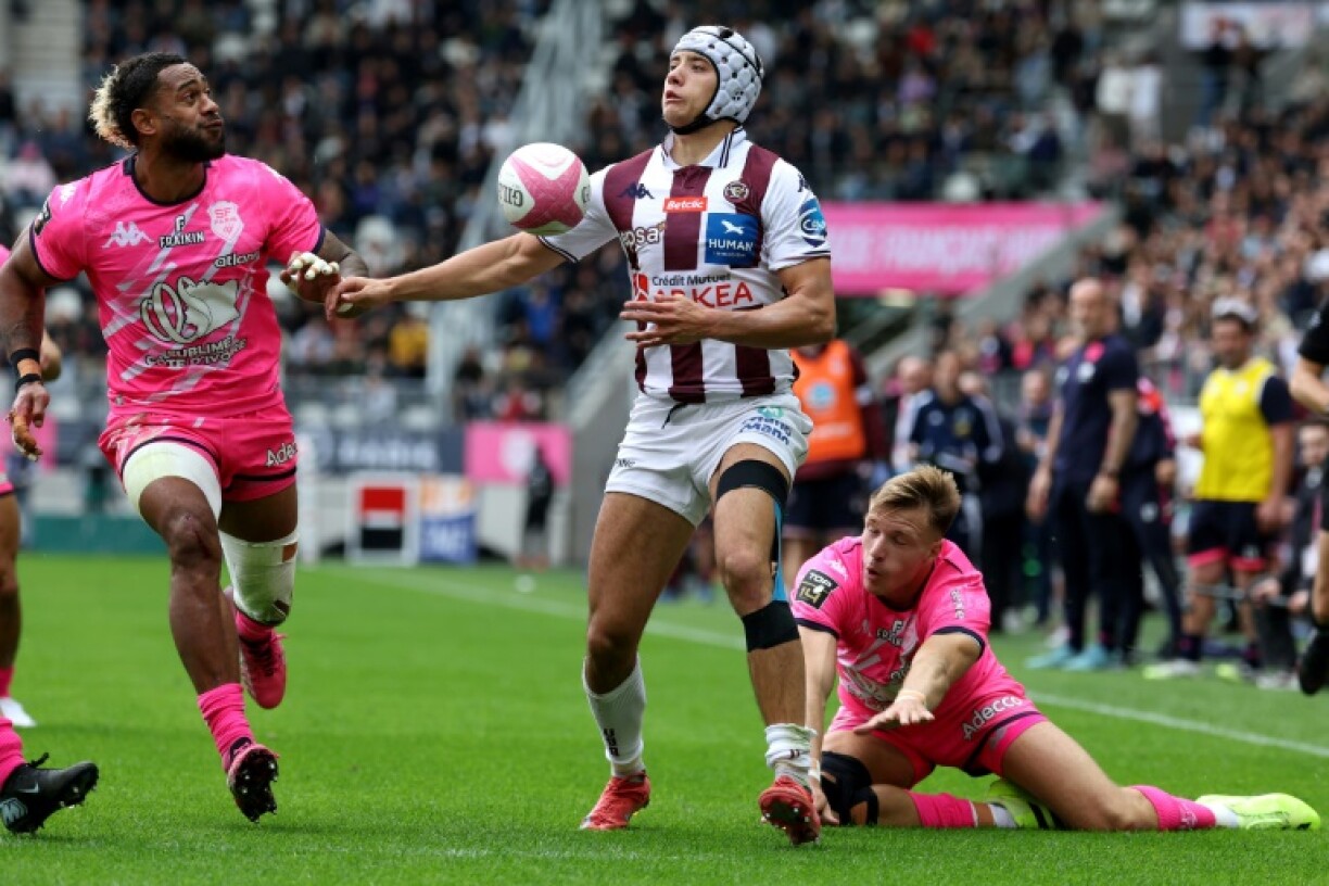 Stade Français' Peniasi Dakuwaqa (L) fights for the ball with Bordeaux-Begles' Louis Bielle-Biarrey (C) during the Parisians' win