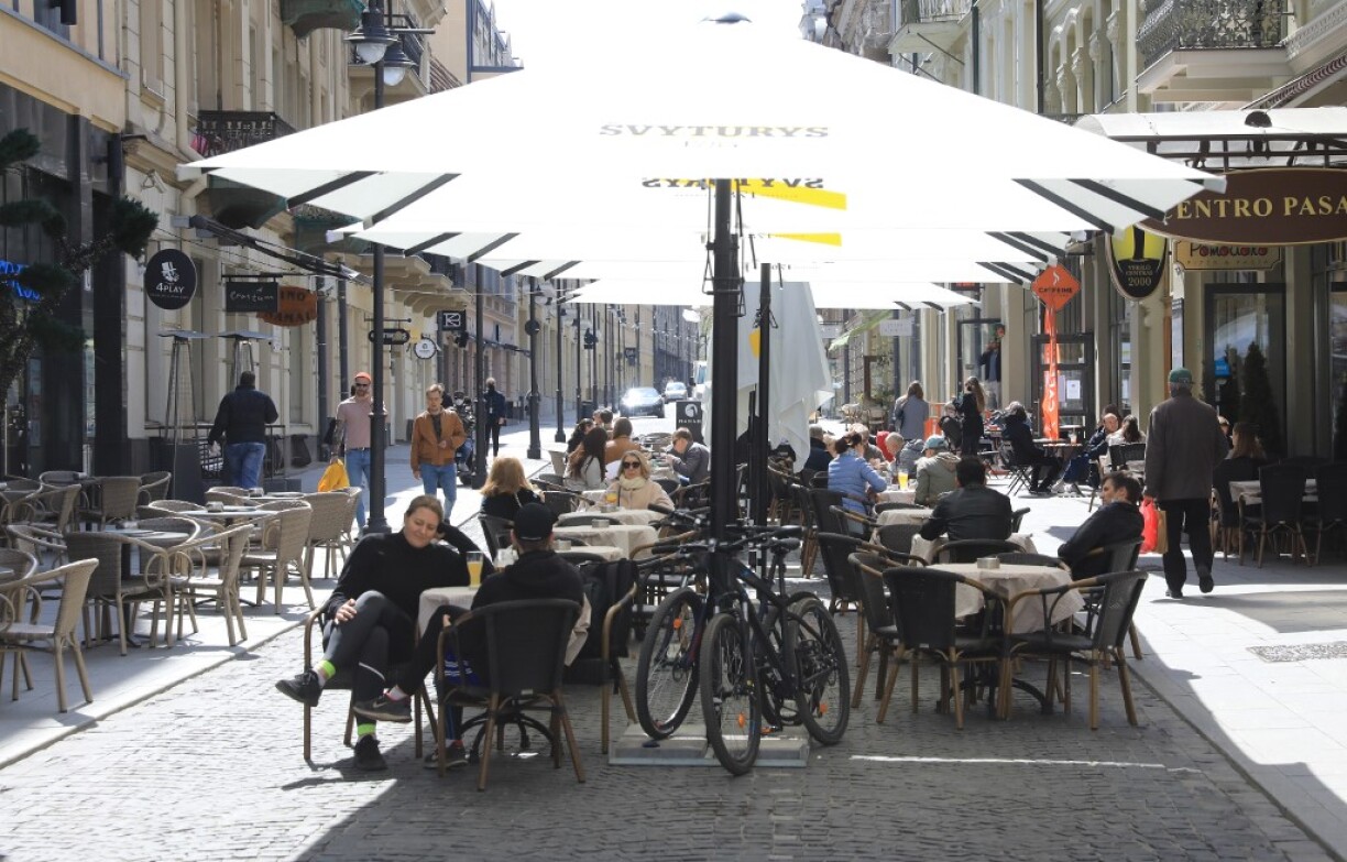 À Vilnius, certains cafés et restaurants ont eu l'autorisation d'installer leurs terrasses au milieu des rues.