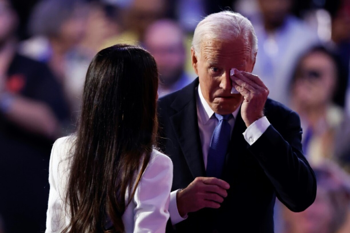 Le président américain Joe Biden essuie une larme après le discours de sa fille Ashley devant la convention démocrate à Chicago, le 19 août 2024