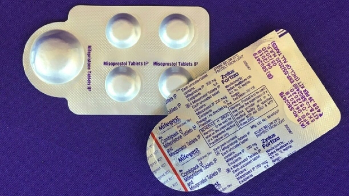 Photo fournie par l'Association Plan C le 8 mai 2020 de comprimés de mifépristone et de misoprostol utilisés ensemble comme pilule abortive