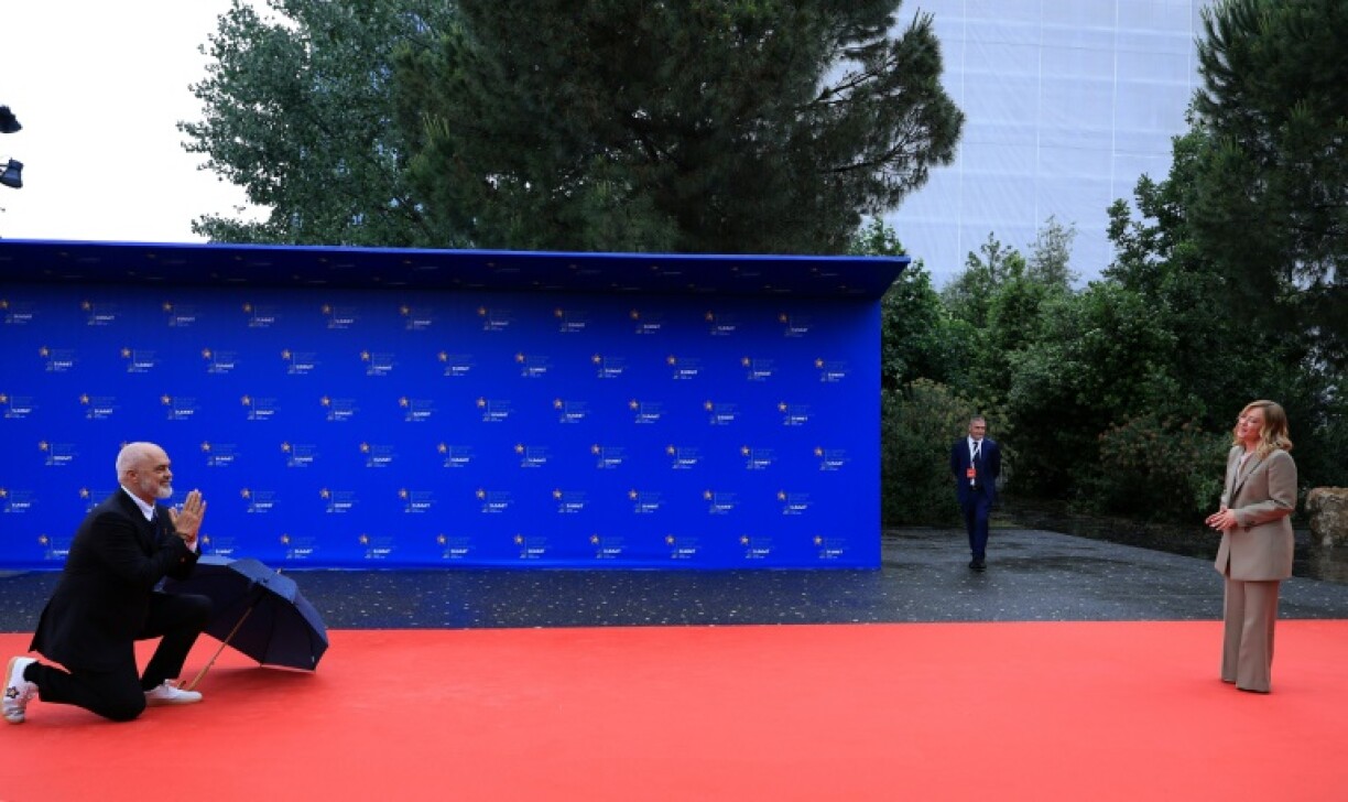 For Meloni's arrival, Rama knelt to the ground playfully for his Italian 'sister'