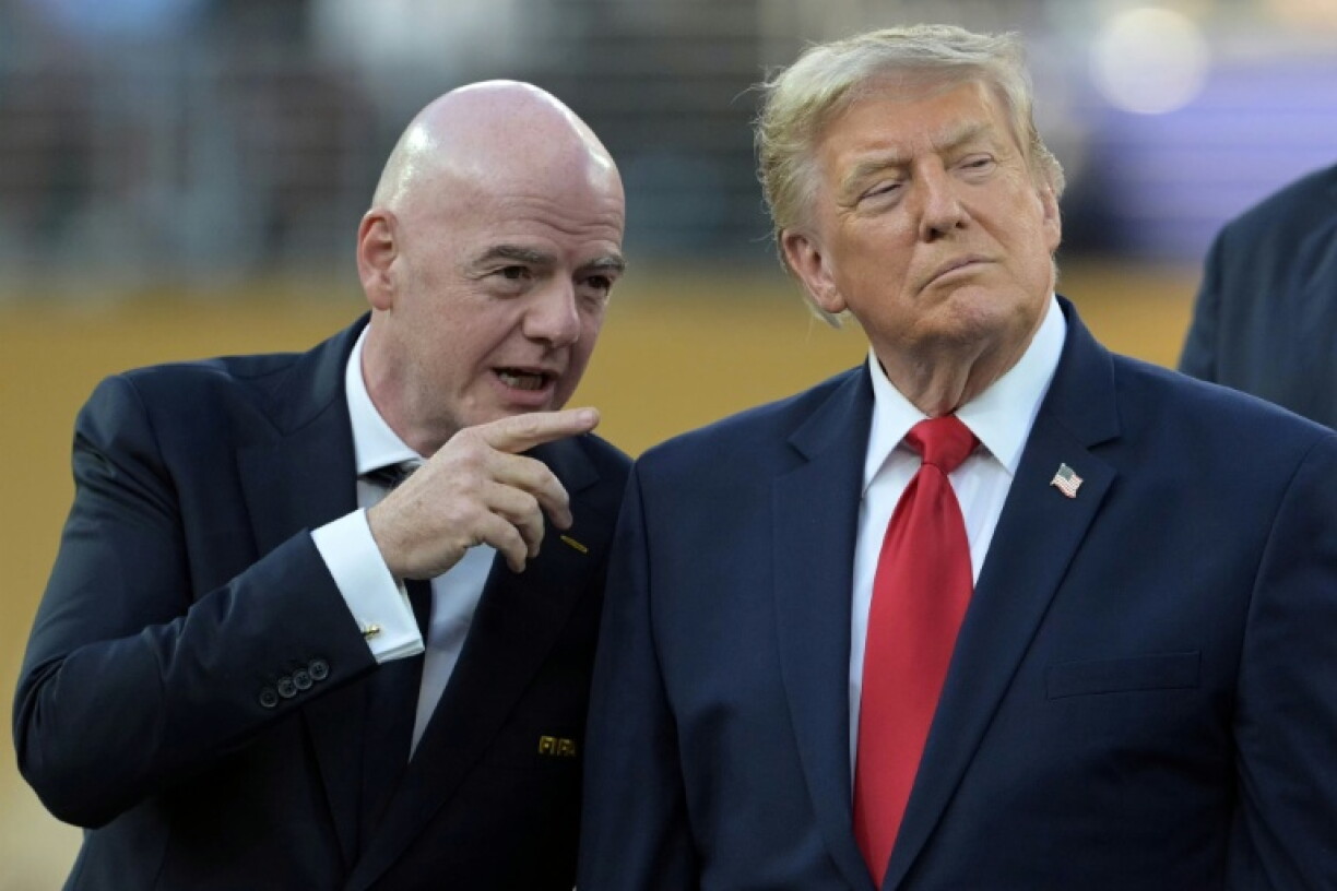 US-Präsident Donald Trump hat Fifa-Boss Gianni Infantino demonstrativ den Rücken gestärkt. Eine Entmachtung des Chefs des Fußball-Weltverbandes wäre "ein schrecklicher Fehler", erklärte Trump in seinem Online-Netzwerk Truth Social.
