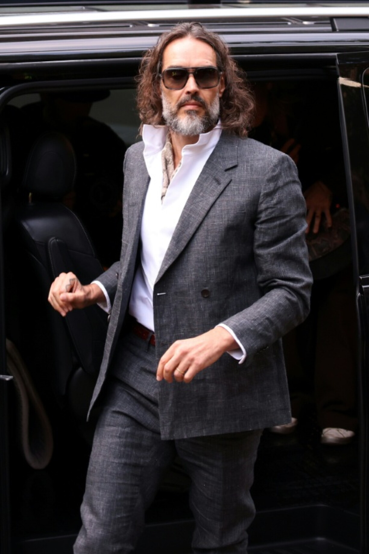 L'humoriste et acteur britannique Russell Brand arrive au tribunal de Southwark Crown Court, dans le sud de Londres, le 12 octobre 2026