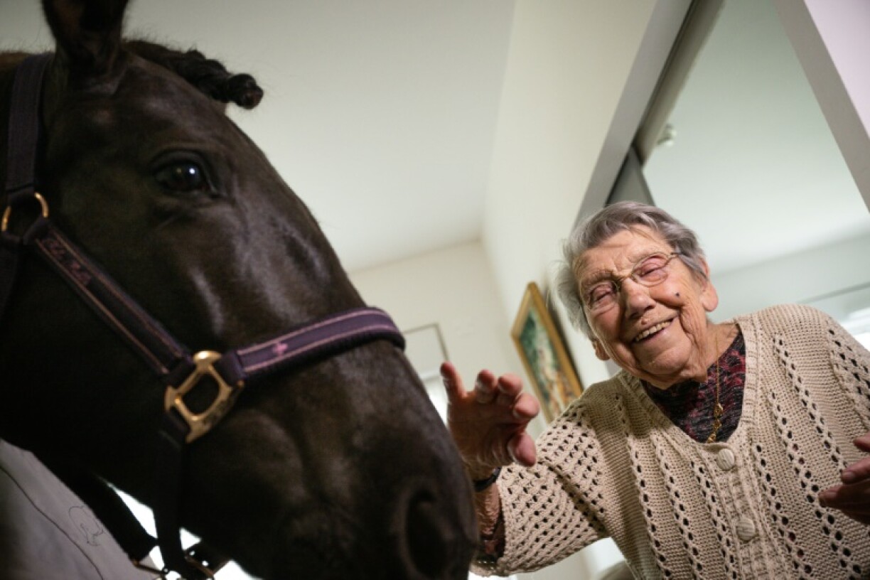 La jument Dounka rend visite à une pensionnaire de la Maison d'accueil et de résidence pour l'autonomie (Marpa) d'Ornans, le 25 mars 2023 au sud de Besançon
