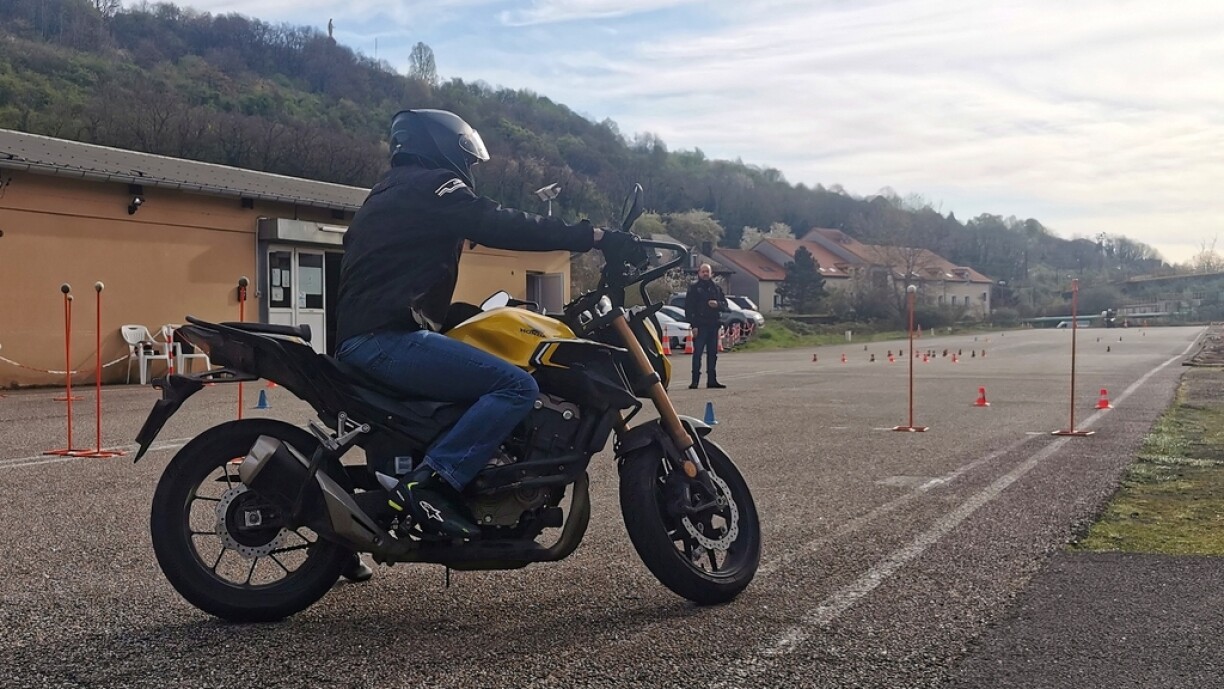 Ici, le parcours lent: en France, il s'agit de passer entre deux portes de piquets placées de part et d'autre de la piste, ce qui demande de réaliser deux virages serrés. Le tout en plus de 16 secondes, soit le plus lentement possible !