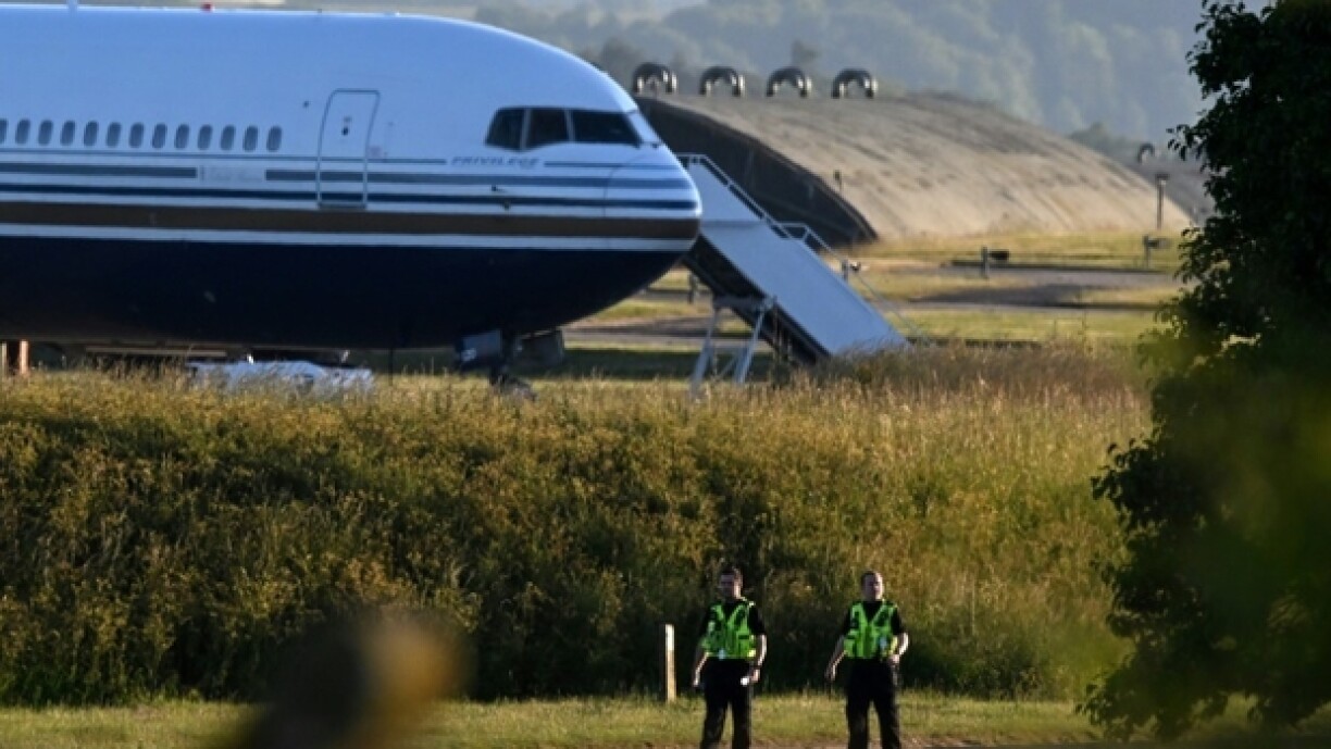 Mat dëser Boeing hätten am Juni 2022 déi éischt Flüchtlingen a Ruanda bruecht solle ginn.