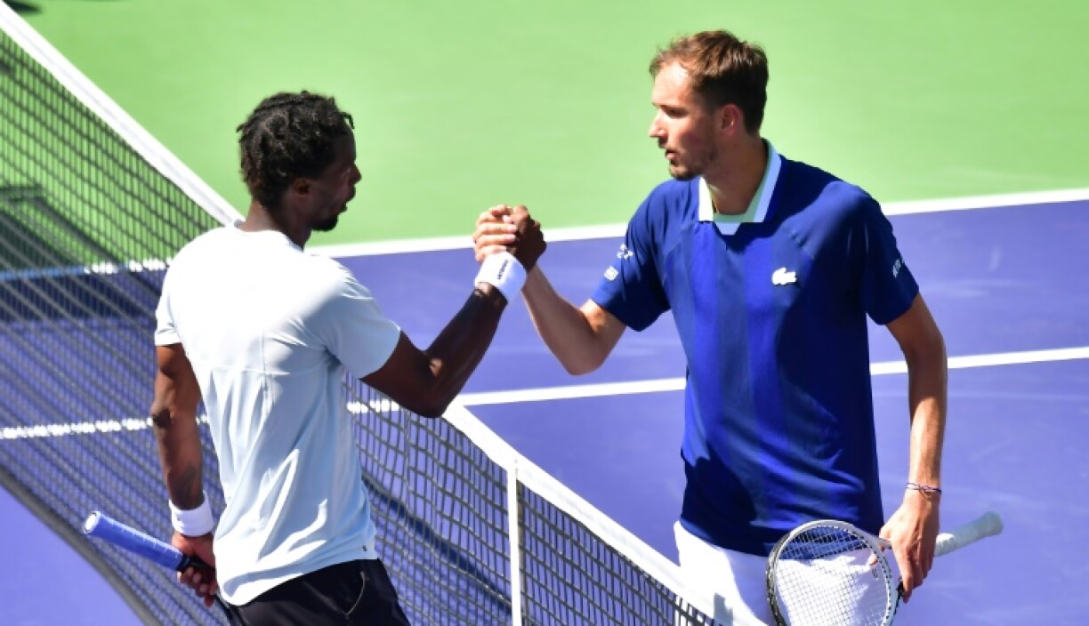 Poignée de mains entre Daniil Medvedev et Gaël Monfils à l'issue de leur match à Indian Wells, le 14 mars 2022