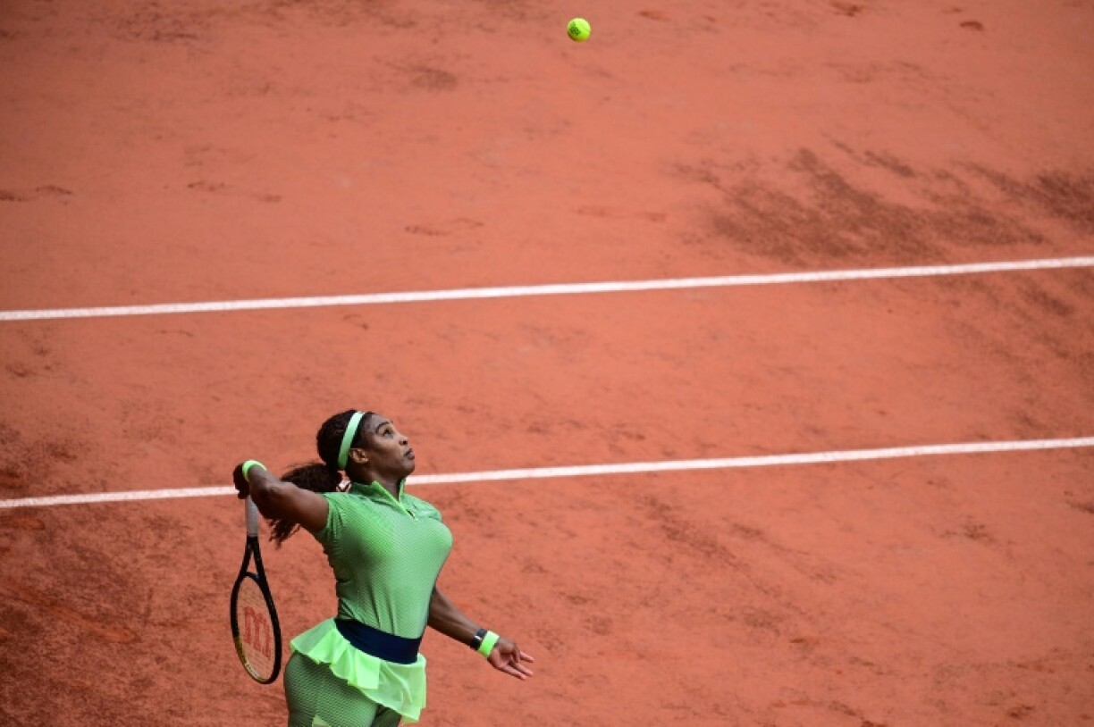 L'Américaine Serena Williams face à la Roumaine Mihaela Buzarnescu au 2e tour du tournoi de Roland-Garros, le 2 juin 2021
