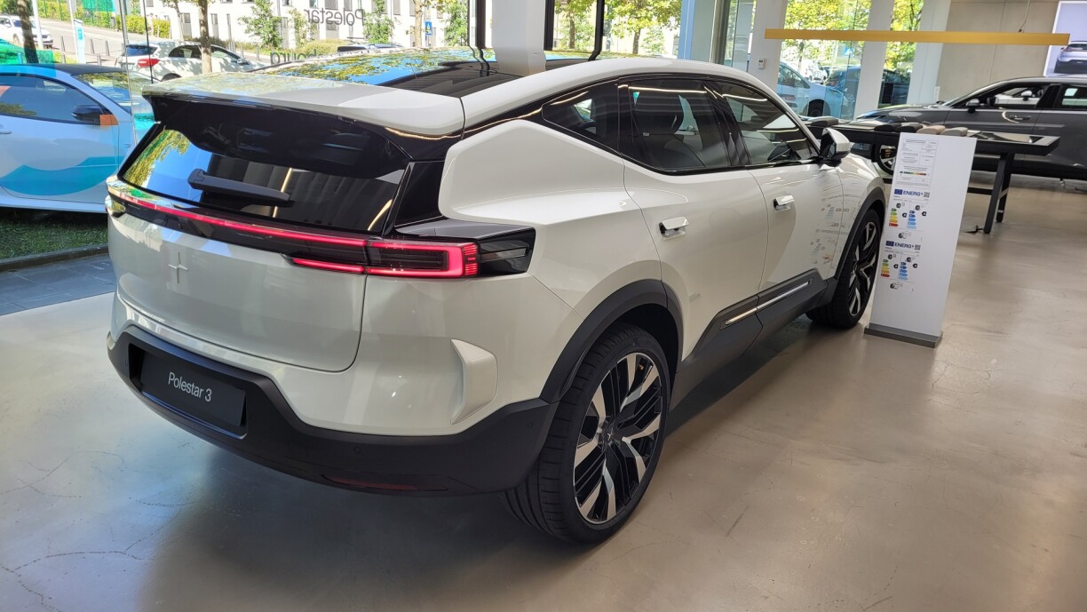 De Polestar 3 wäert eréischt géint Juni 2024 op eise Stroosse ze gesi sinn.