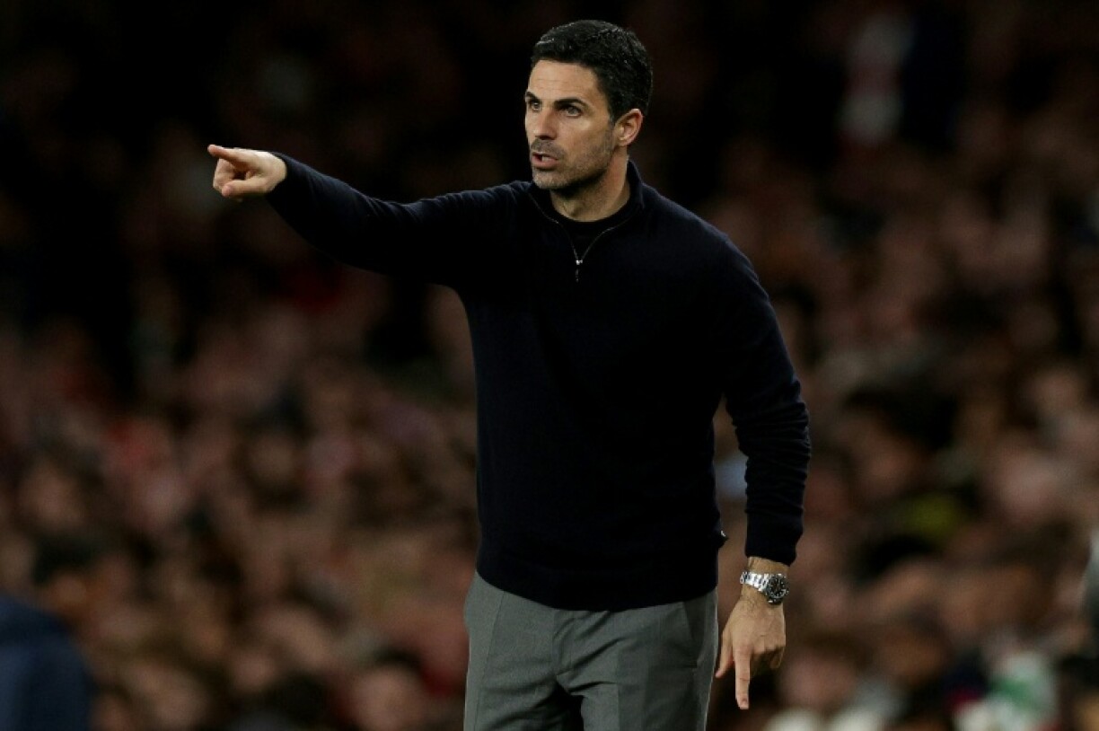 L'entraîneur d'Arsenal Mikel Arteta donne des consignes à ses joueurs durant les quarts de finale de la Ligue des champions contre le Sporting Lisbonne, le 15 avril 2026 à Londres