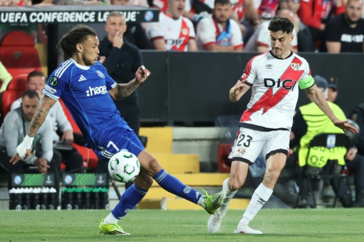 Le Strasbourgeois Diego Moreira (à gauche) a été muselé par la défense du Rayo Vallecano au stade Vallecas, au sud de Madrid, le 30 avril 2026