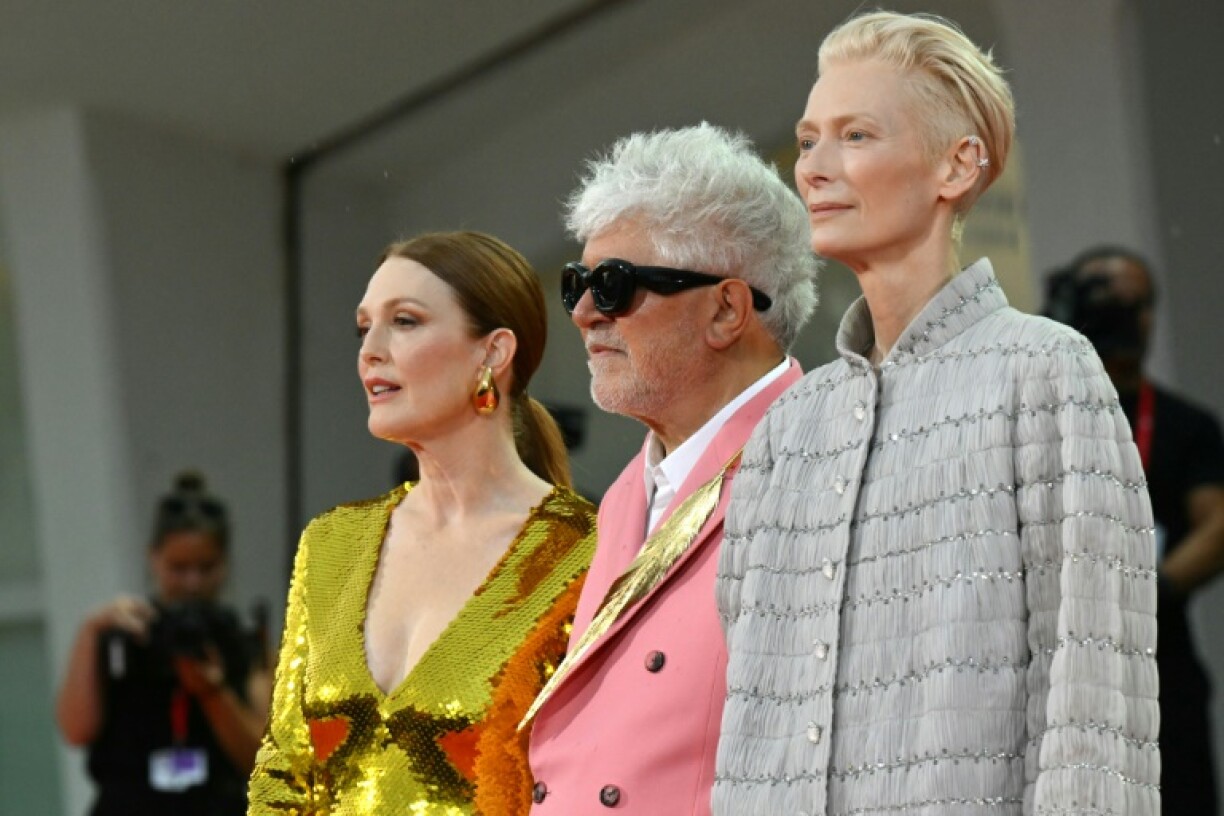 GàD: l'actrice américaine Julianne Moore, le réalisateur espagnol Pedro Almodovar et l'actrice britannique Tilda Swinton, le 2 septembre 2024 à Venise