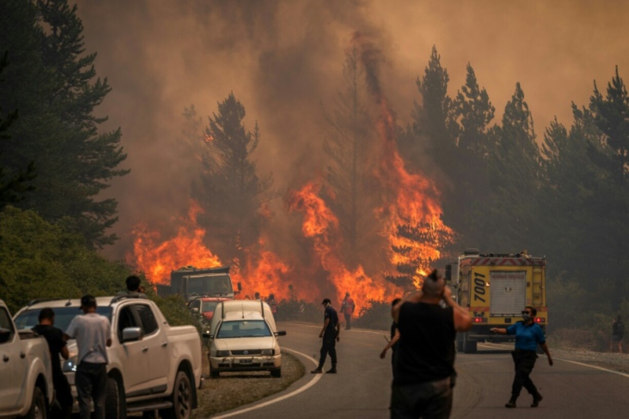Des pompiers luttent contre un feu de forêt au mont Pirque, à El Hoyo, dans la province de Chubut, en Patagonie argentine, le 10 janvier 2026