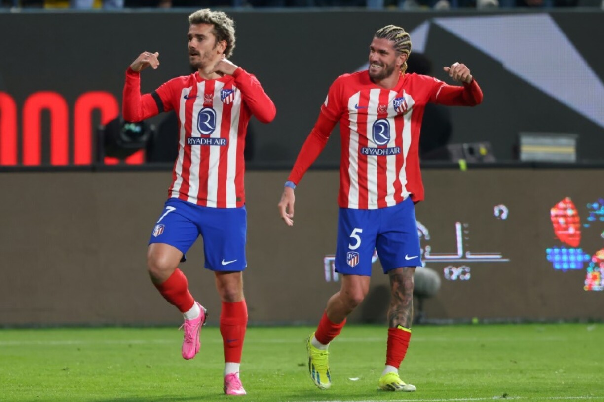 La joie d'Antoine Griezmann (g) auteur de son 174e but sous le maillot de l'Atlético Madrid, contre le Real Madrid, le 10 janvier 2024 à Ryad