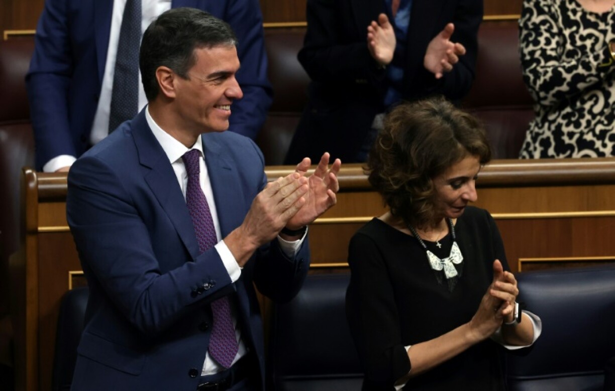 Le Premier ministre espagnol Pedro Sanchez et la ministre du Budget Maria Jesus Montero applaudissent le vote favorable des députés d'une loi d'amnistie pour les indépendantistes catalans le 14 mars 2024 à Madrid.