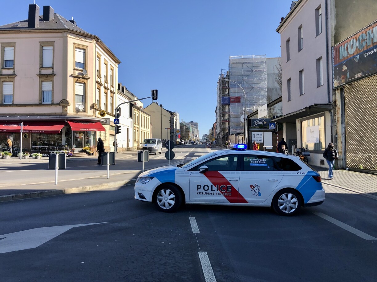 Och d'Hollerecher Strooss a Richtung Stater Gare ass elo blockéiert.