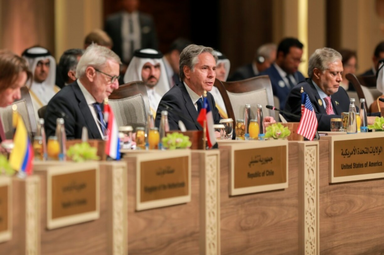 Le secrétaire d'Etat américain Antony Blinken (centre) assiste à une conférence humanitaire sur Gaza, le 11 juin 2024 sur les rives jordaniennes de la mer Morte