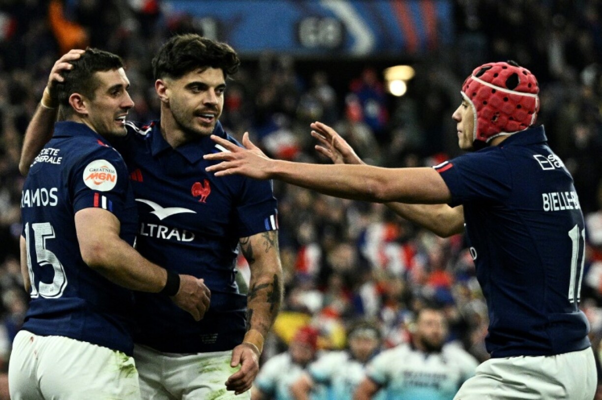 Thomas Ramos (L) celebrates scoring his try against Scotland