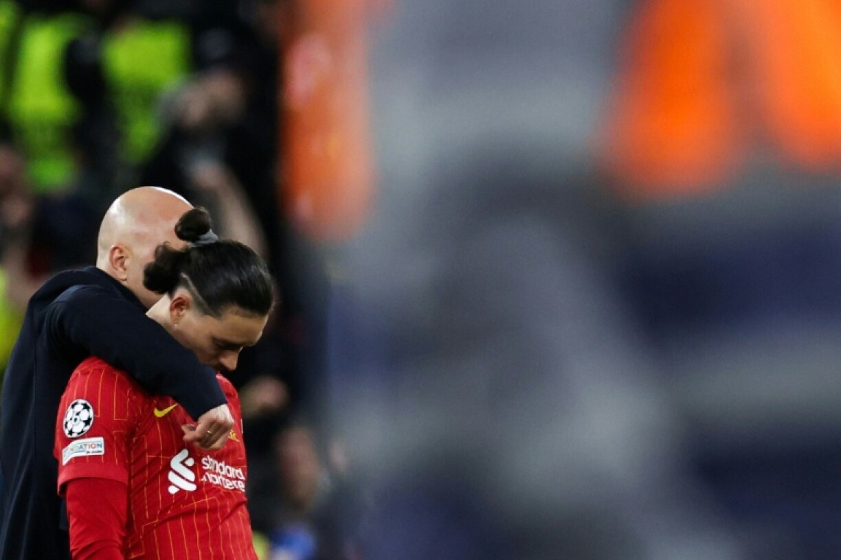 Liverpool manager Arne Slot comforts Darwin Nunez