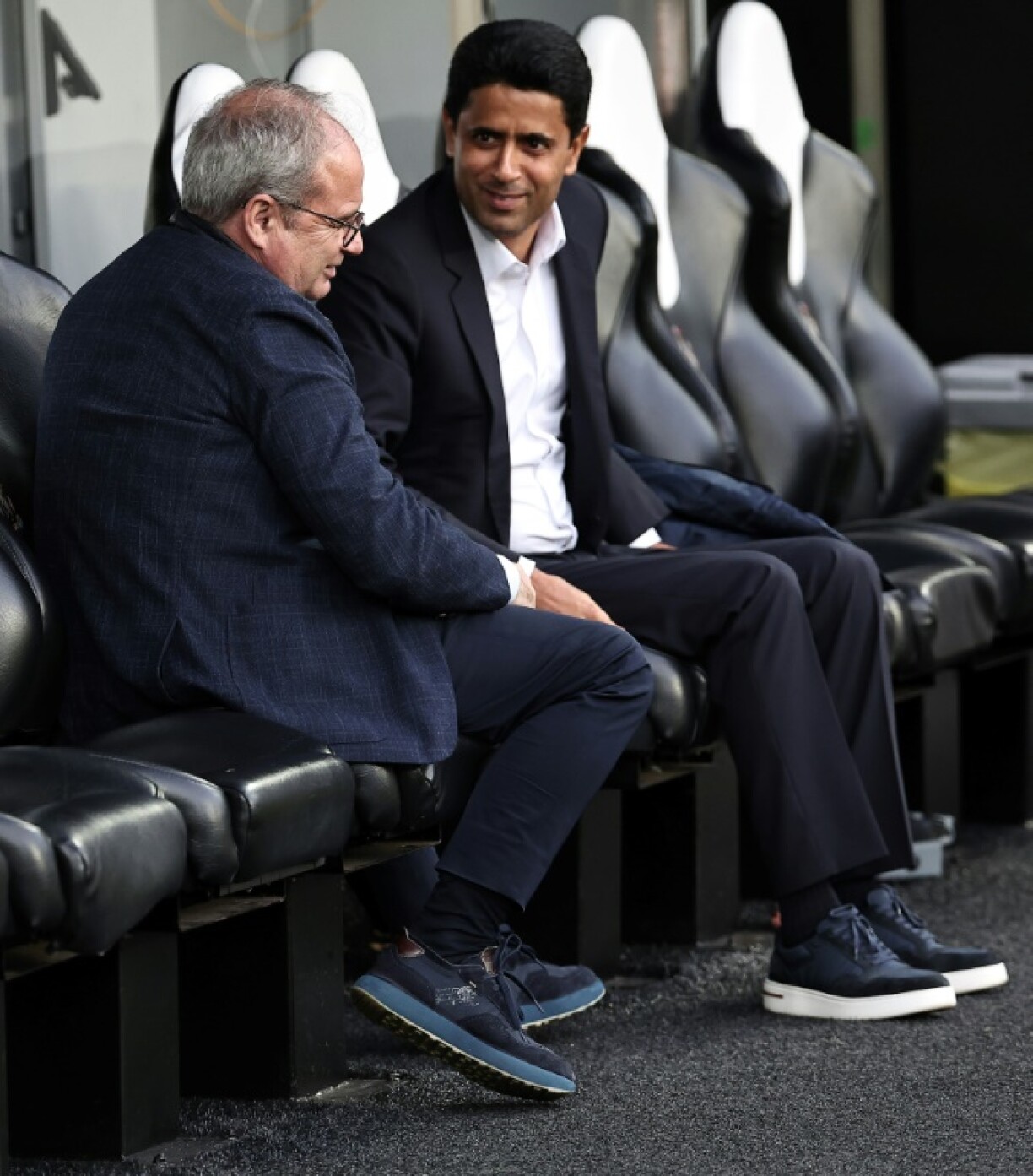 Le président du Paris SG Nasser Al-Khelaïfi (de face) discute avec son directeur sportif Luis Campos lors du déplacement du PSG à Newcastle en Ligue des champions, le 3 octobre 2023.