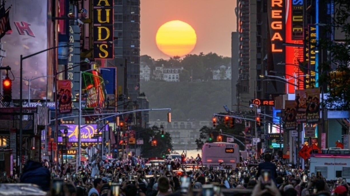 Le soleil aligné entre les rangées de gratte-ciel qui quadrillent l'île de Manhattan, à New York, le 30 mai 2023. Le phénomène qui a lieu quatre fois par an est connu sous le nom de