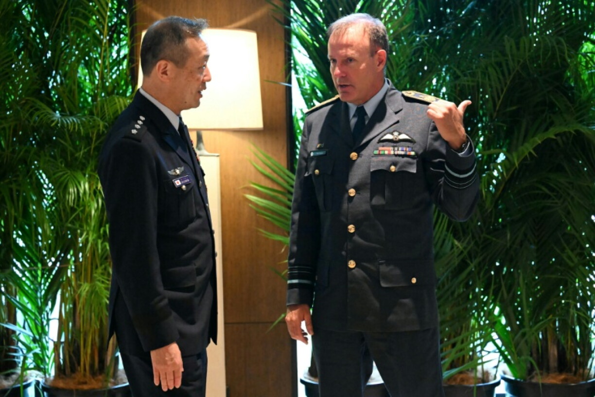 New Zealand's Chief of Defence Force Air Marshal Tony Davies (R) has resigned over an "inappropriate relationship"