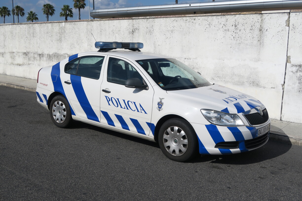 Foto vun engem Policeauto a Portugal