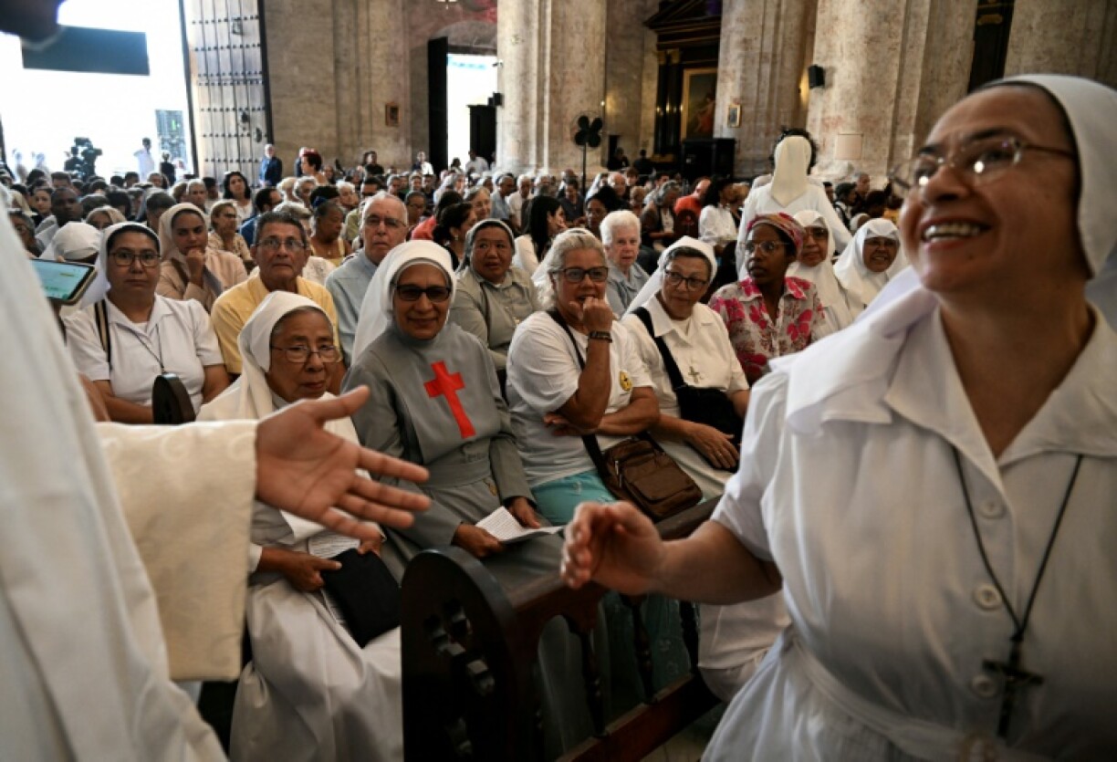 Religiosas asisten a una misa en memoria del difunto papa Francisco en la Catedral de La Habana el 24 de abril de 2025.
