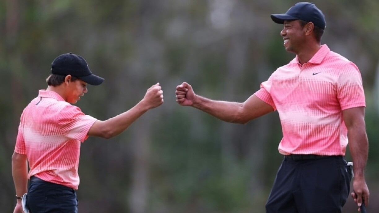 Le golfeur américain Tiger Woods et son fils Charlie Woods, le 17 décembre 2022 à Orlando (Floride, Etats-Unis)