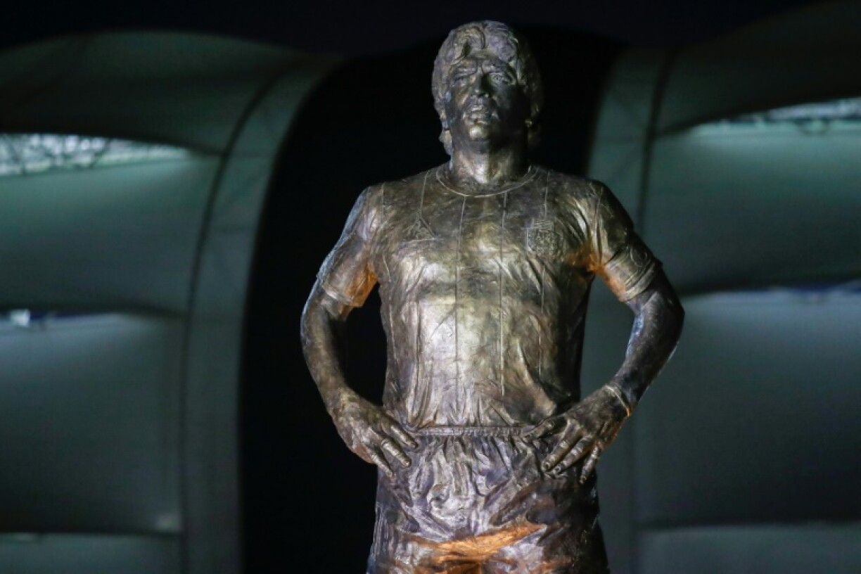 Une statue de 5 mètres de haut de Diego Maradona devant le stade de Santiago del Estero, en Argentine, le 3 juin 2021