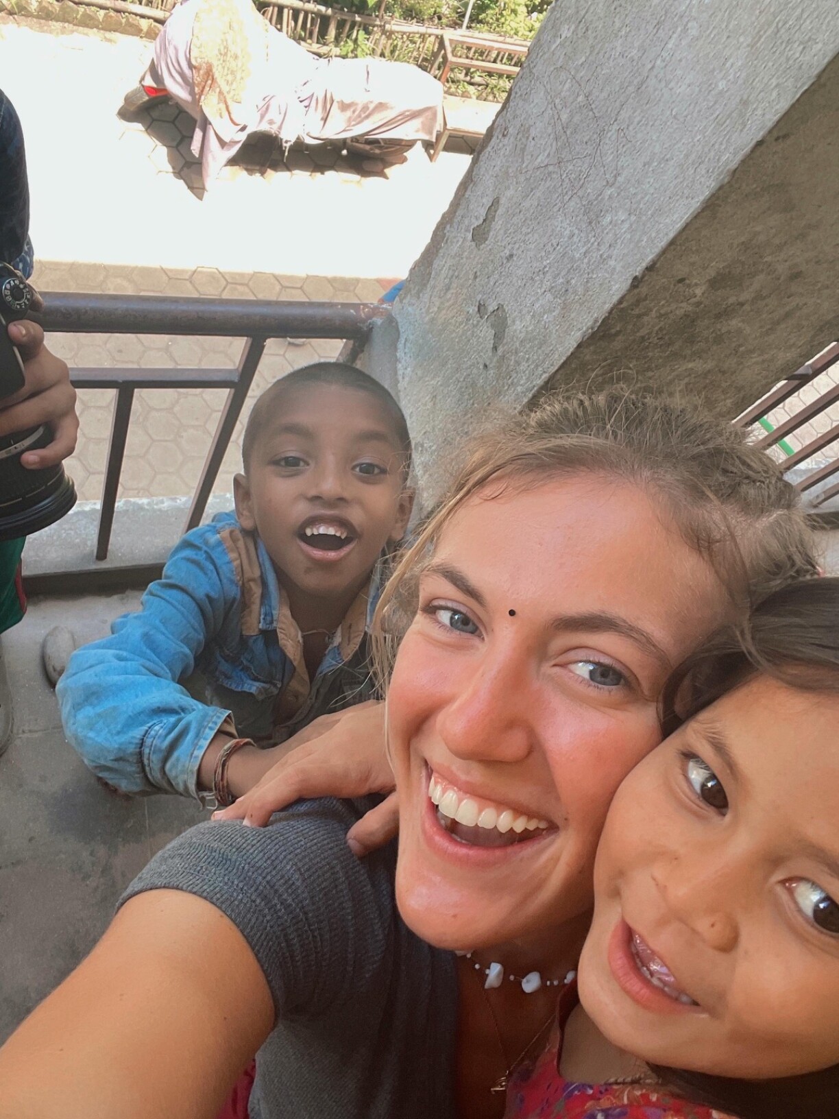 D'Vero Reinert mat de Kanner aus dem Weesenheem am Nepal, wou si mat 17 Joer e Volontariat gemaach huet.