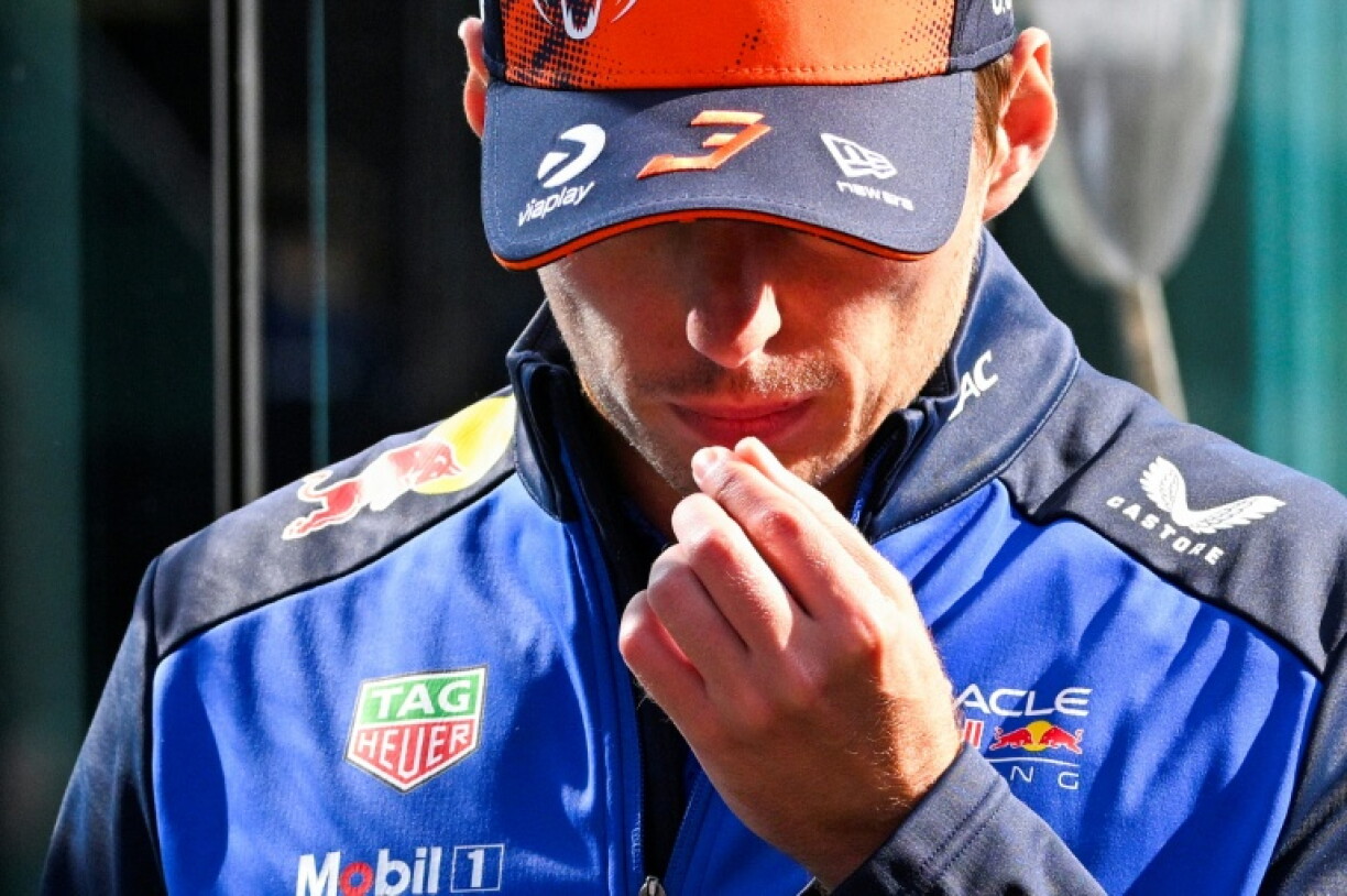 Le pilote néerlandais Max Verstappen arrive la tête basse en conférence de presse, après son accident dès le 1er tour du GP des Pays-Bas de F1 le 23 août 2026 à Zandvoort