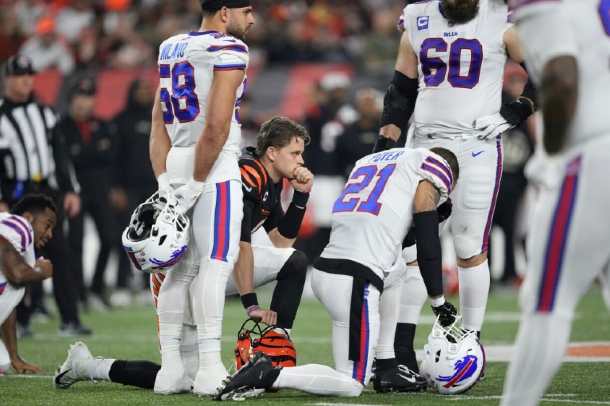 Des joueurs des Buffalo Bills et des Cincinnati Bengals réagissent après le grave accident du joueur des Bills Damar Hamlin pendant un match, le 2 janvier 2022 à Cincinnati