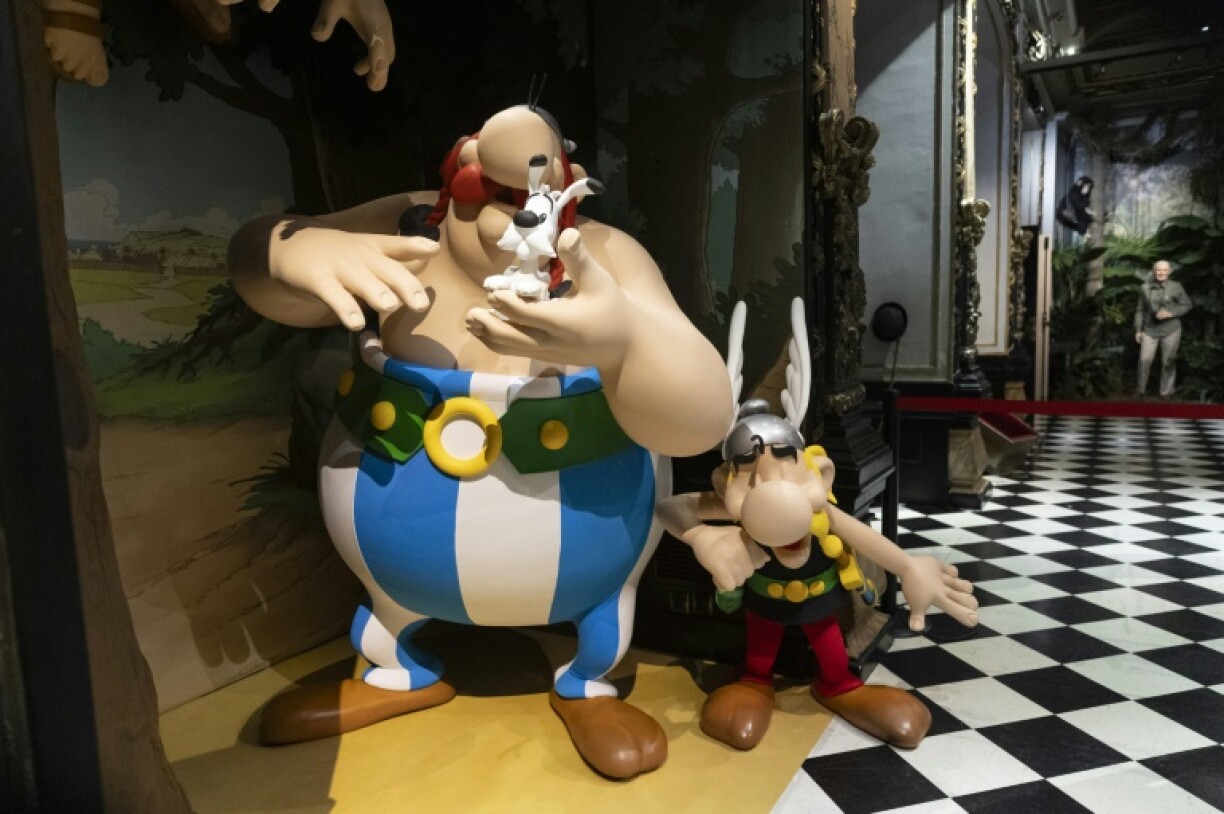Les statues de cire des célèbres personnages de bandes dessinées Astérix et Obélix photographiées au musée de cire Grévin à Paris le 22 octobre 2024