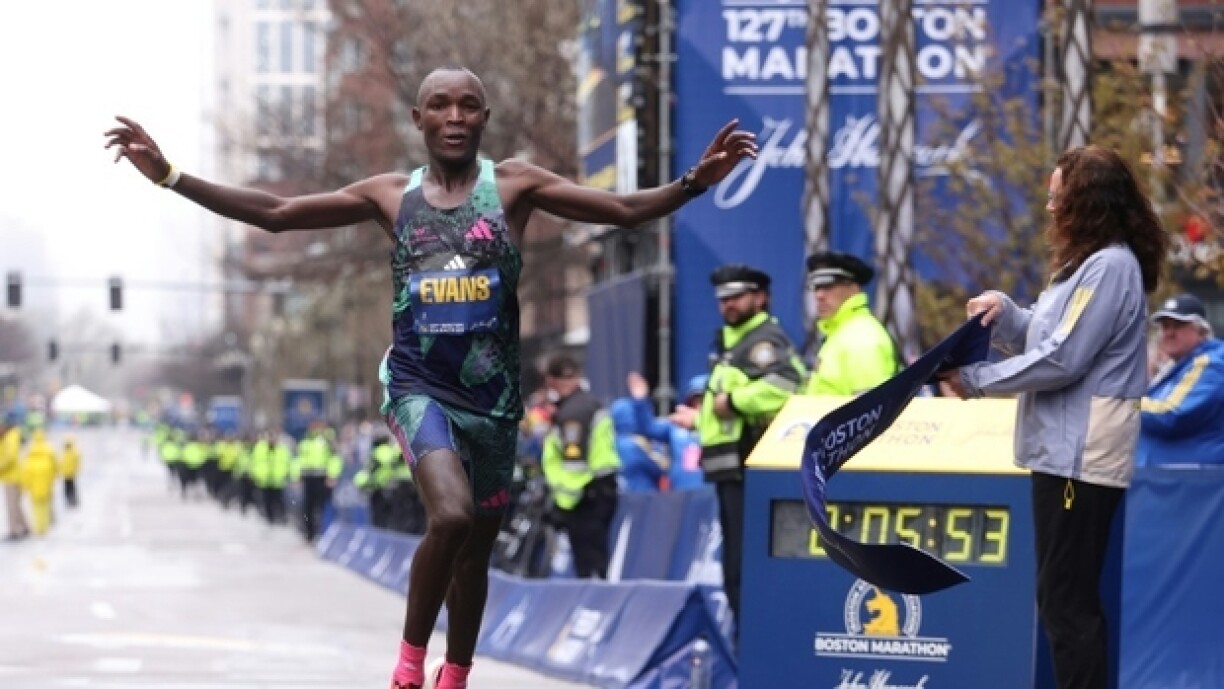 Le Kényan Evans Chebet franchit en premier la ligne d'arrivée du 127e marathon de Boston le 17 avril 2023