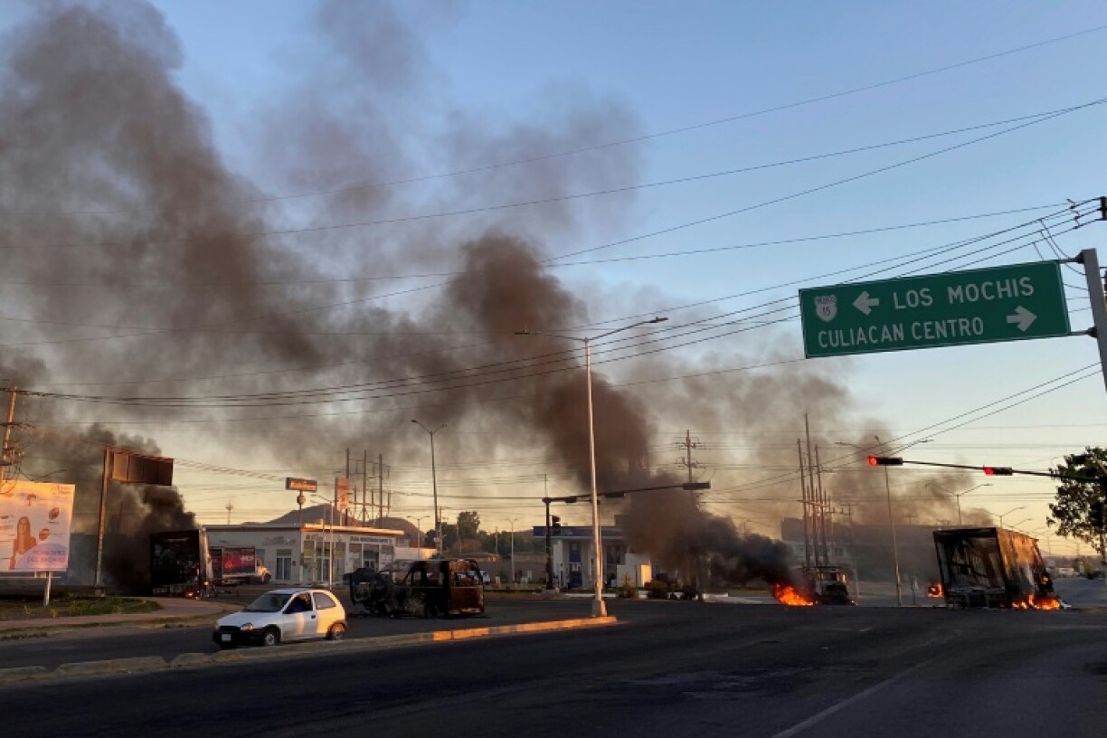 Des véhicules incendiés dans les rues de Culiacan, au Mexique, après l'arrestation du narcotrafiquant Ovidio Guzman le 5 janvier 2023