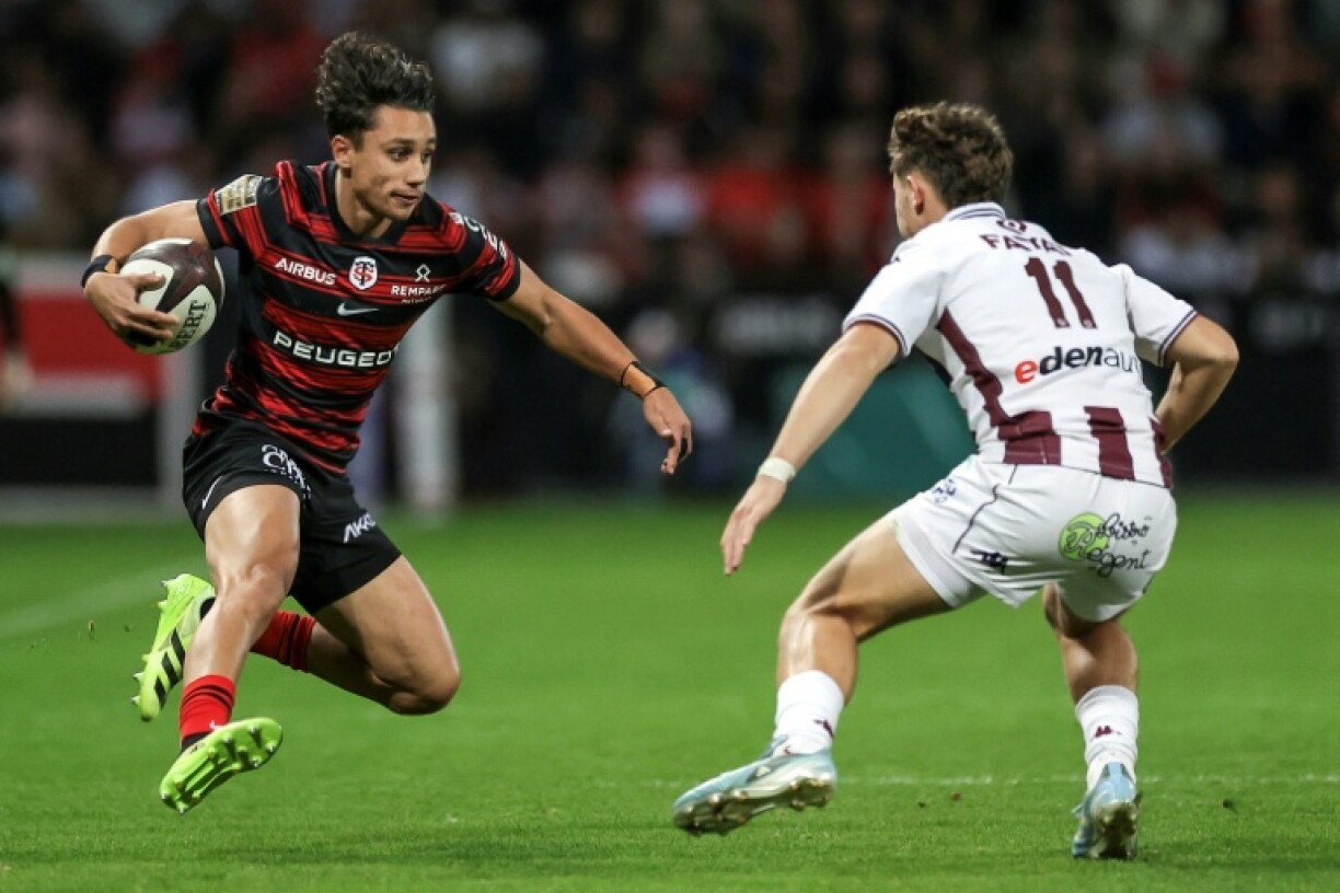 Toulouse's Italian full back Ange Capuozzo (L)