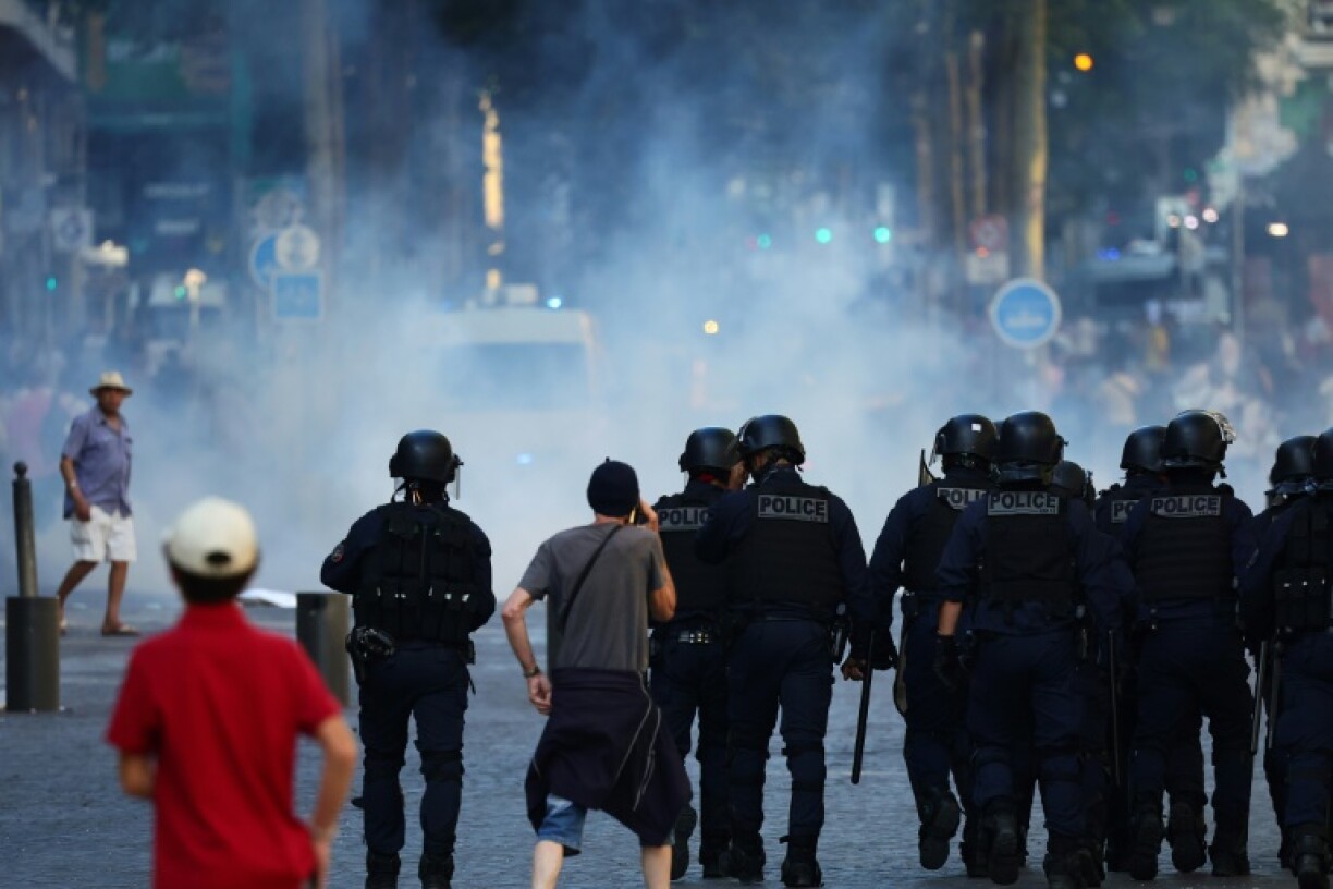 Des policiers essaient de disperser des manifestants le 1er juillet 2023 à Marseille, lors des émeutes ayant suivi la mort à Nanterre de Nahel.
