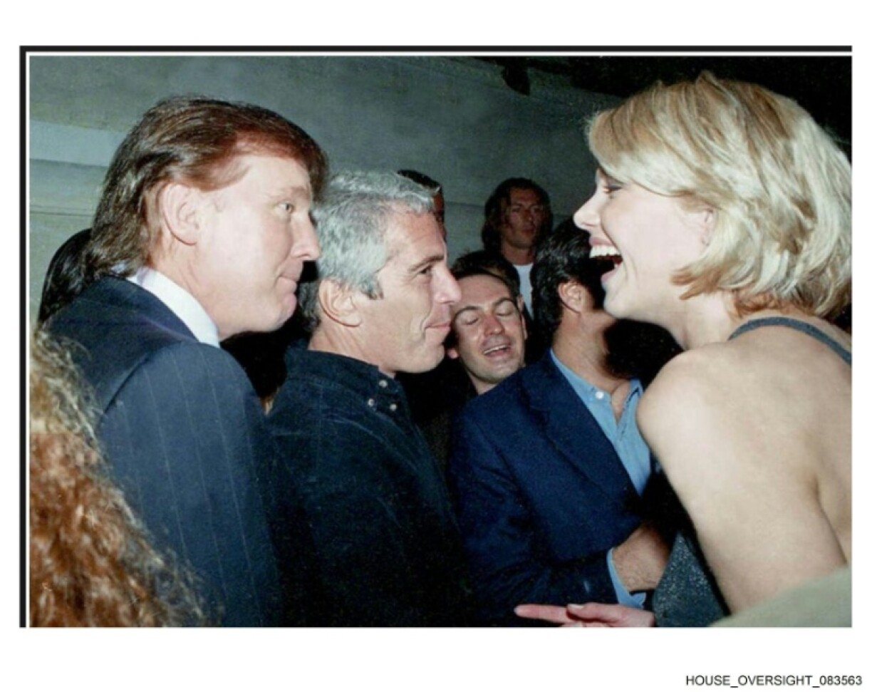 Photo non datée fournie par les légataires de Jeffrey Epstein et publiée par des parlementaires le 12 décembre 2025, le président Donald Trump (G), avec Jeffrey Epstein (C), avec une femme non identifiée