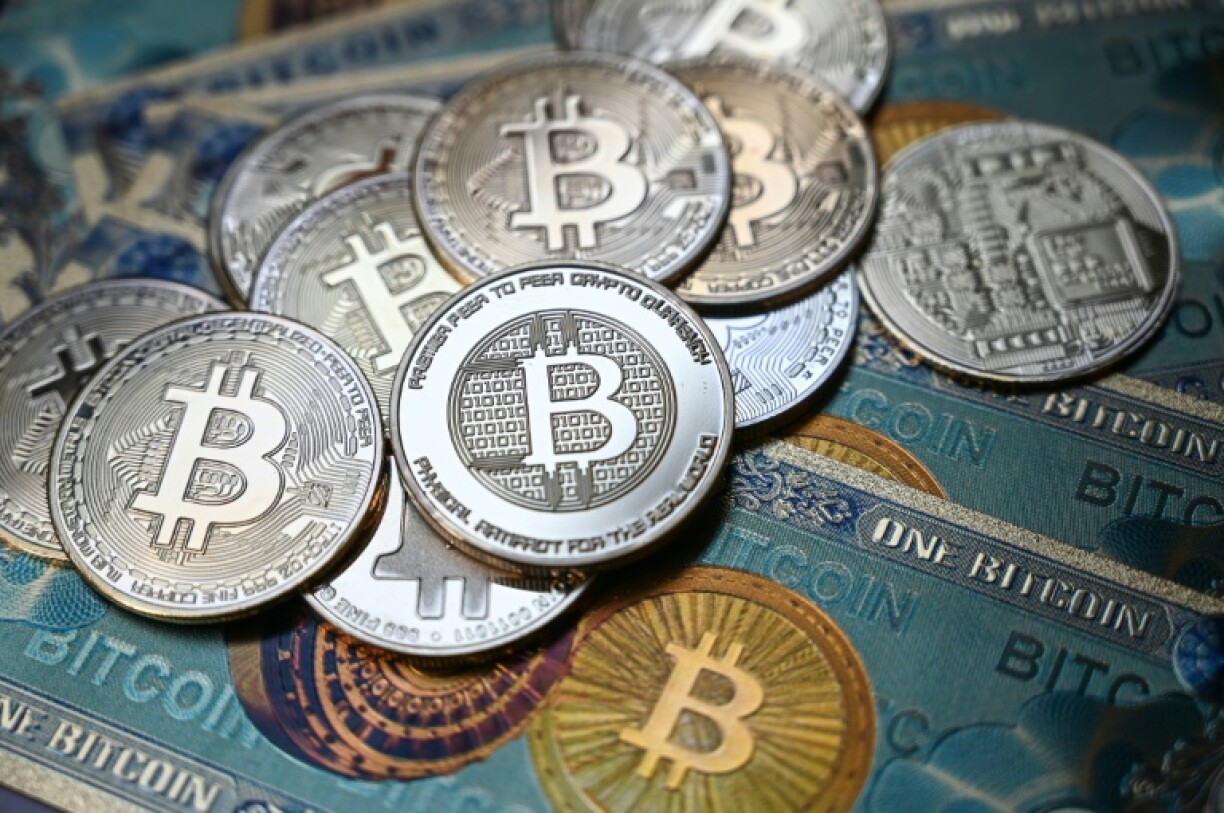 Des bitcoins représentés sur des pièces et des billets, à Istanbul, le 19 juillet 2021