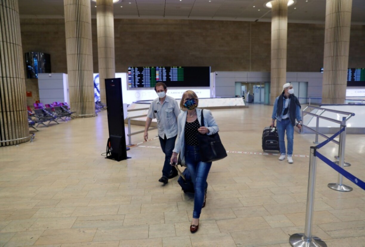 Des passagers, portant des masques protecteurs, à l’aéroport israélien Ben Gourion, à l’est de Tel Aviv, le 24 septembre 2020, pendant la pandémie de coronavirus
