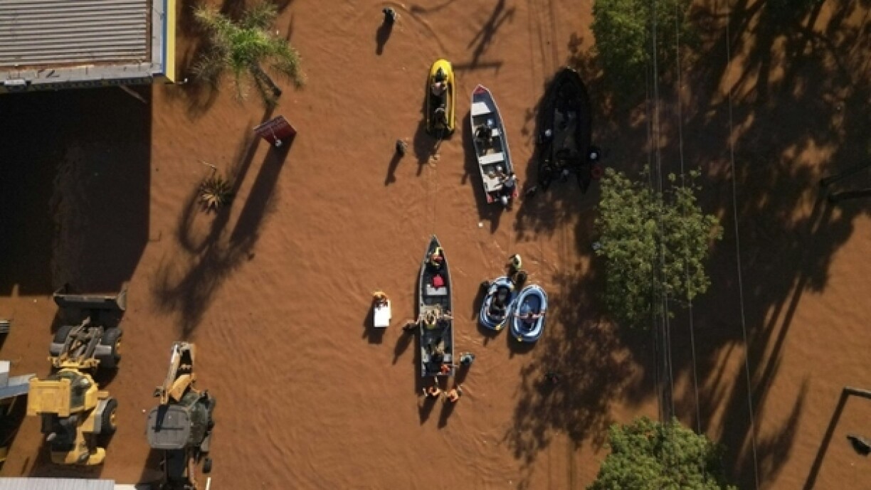 Vue aérienne des sauvetages lors des inondations à Porto Alegre, au Brésil, le 6 mai 2024