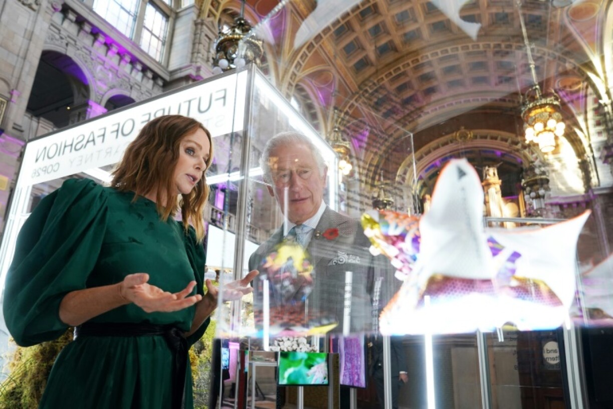 La créatrice de mode britannique Stella McCartney s'entretient avec le prince Charles venu visiter son exposition au musée Kelvingrove, à Glasgow en Ecosse (Royaume-Uni) durant la COP26, le 3 novembre 2021