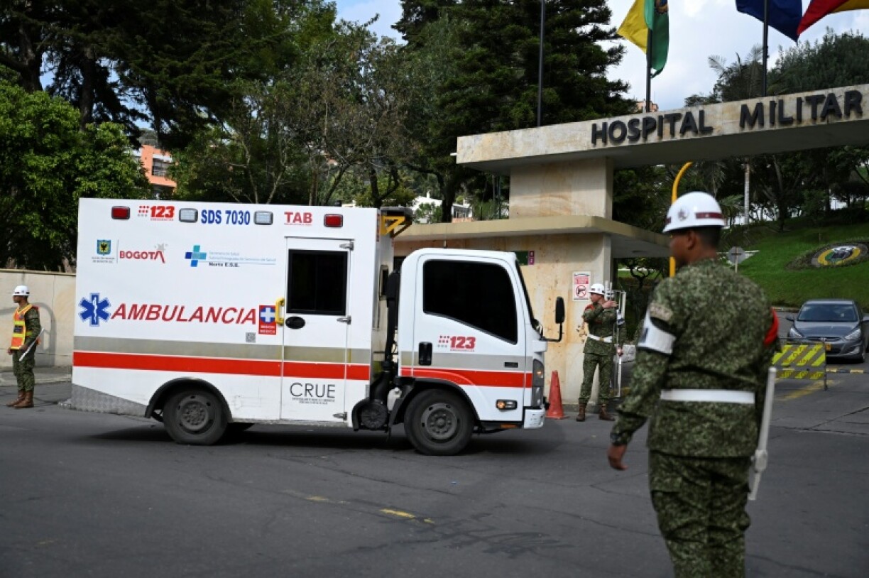 Une ambulance arrive à l'hôpital militaire de Bogota le 23 mars 2026, après le crash d'un Hercules de l'Armée de l'air lors du décollage à Puerto Leguizamo, en Colombie
