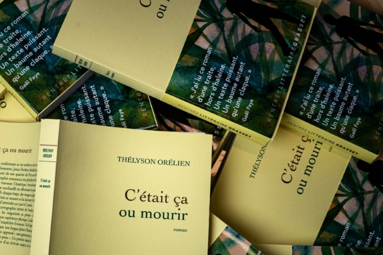 Des exemplaires du roman de l'écrivain canado-haïtien Thélyson Orélien à Manosque, le 24 septembre 2026 dans les Alpes-de-Haute-Provence