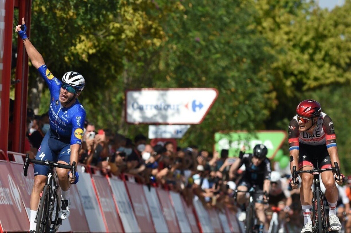La joie du Français Florian Sénéchal, vainqueur au sprint devant l'Italien Matteo Trentin, de la 13e étape de la Vuelta, disputée entre Belmez et Villanueva de la Serena, le 27 août 2021