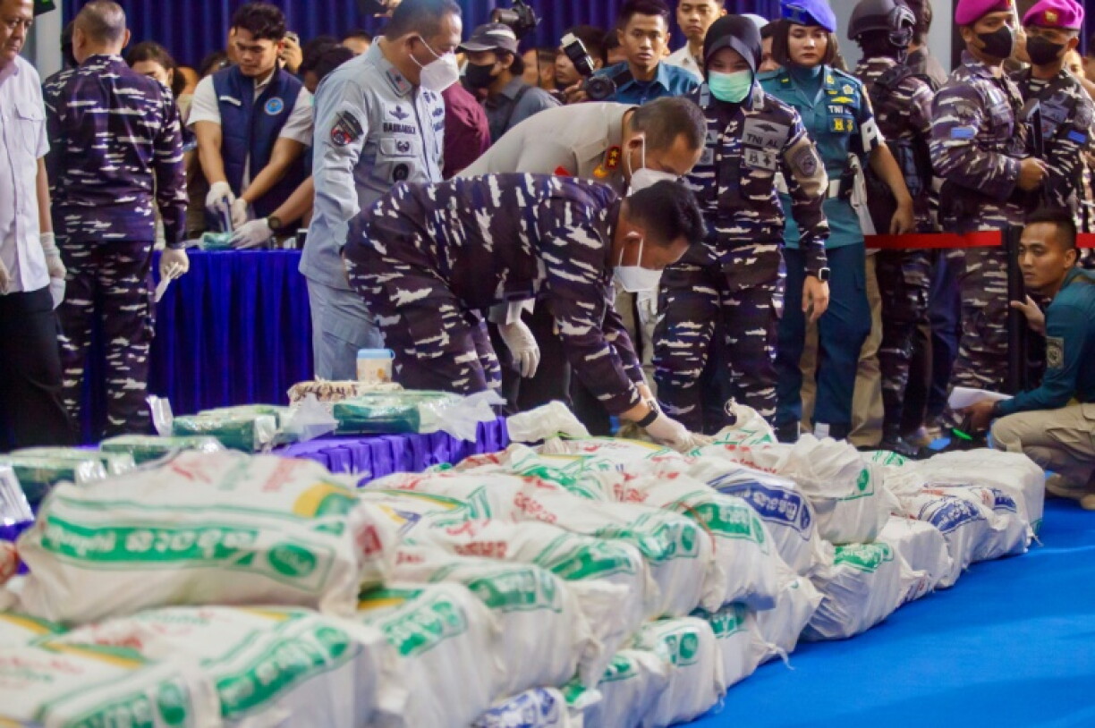 Des sacs de kétamine saisis à bord d'un navire battant pavillon étranger sont exposés lors d'une conférence de presse, le 9 août 2026 sur l'île indonésienne de Batam
