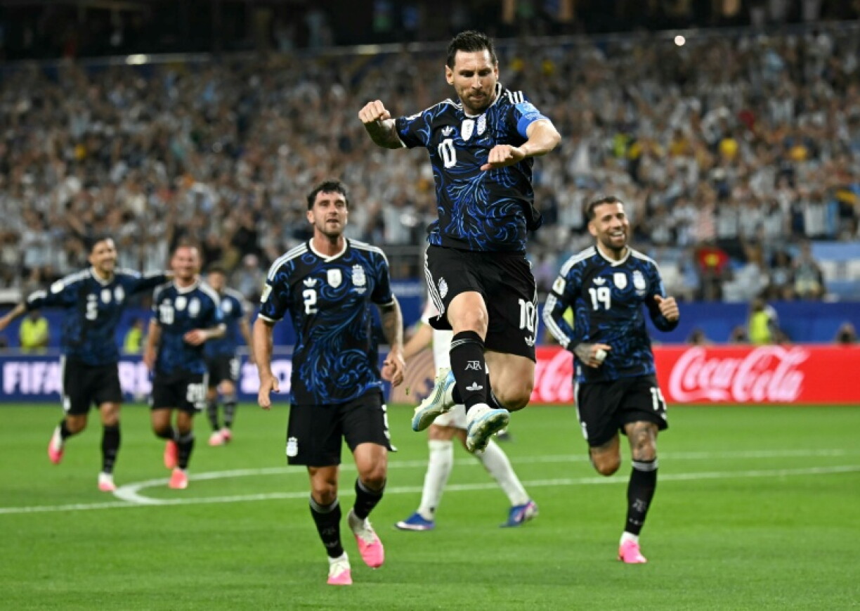 Lionel Messi célèbre son but pour l'Argentine contre la Jordanie lors du dernier match de la phase de groupes du Mondial, le 27 juin 2026 à Dallas