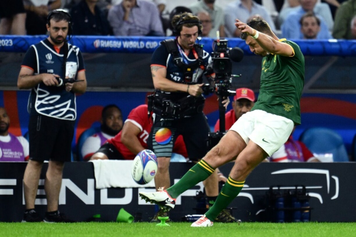 Le demi d'ouverture de l'Afrique du Sud Handré Pollard frappe une transformation lors de la victoire de l'Afrique du Sud contre les Tonga au Mondial de rugby, au stade Vélodrome de Marseille, France, le 1er octobre 2023